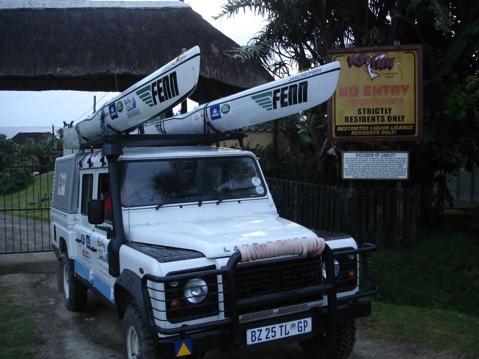 Support Land Rover loaded with skis at the Kob Inn gate before the 05h30 launch